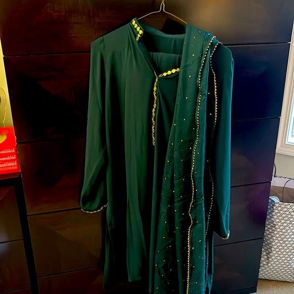 Gorgeous green and gold pant suit with dupatta. Never worn. - Picture 1 of 4